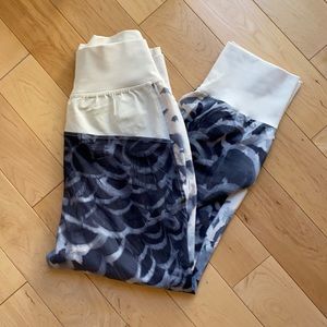 Lululemon printed crop joggers w/ foldover waist